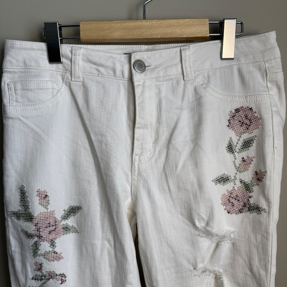 Boom Boom Jeans Women's 11 White Jeans Distressed Floral Embroidered Preppy Y2K - Picture 6 of 16
